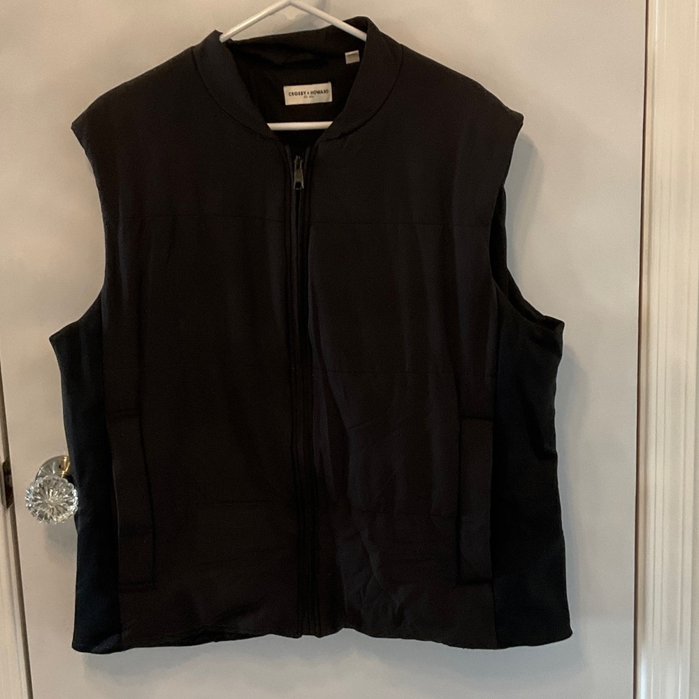 Men’s black puffer vest Size XL